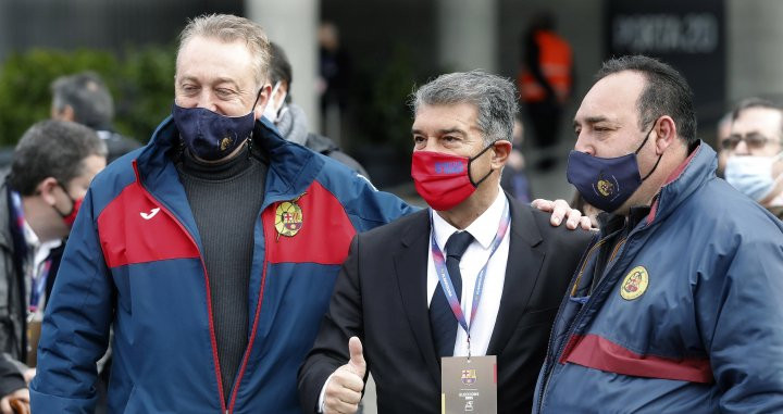 Joan Laporta, acompañado de socios del Barça en la sede electoral del Camp Nou / EFE