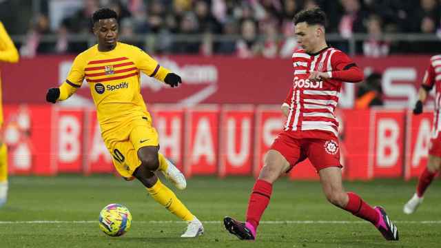 Arnau Martínez disputa el balón contra Ansu Fati, durante el Girona Barça / EFE