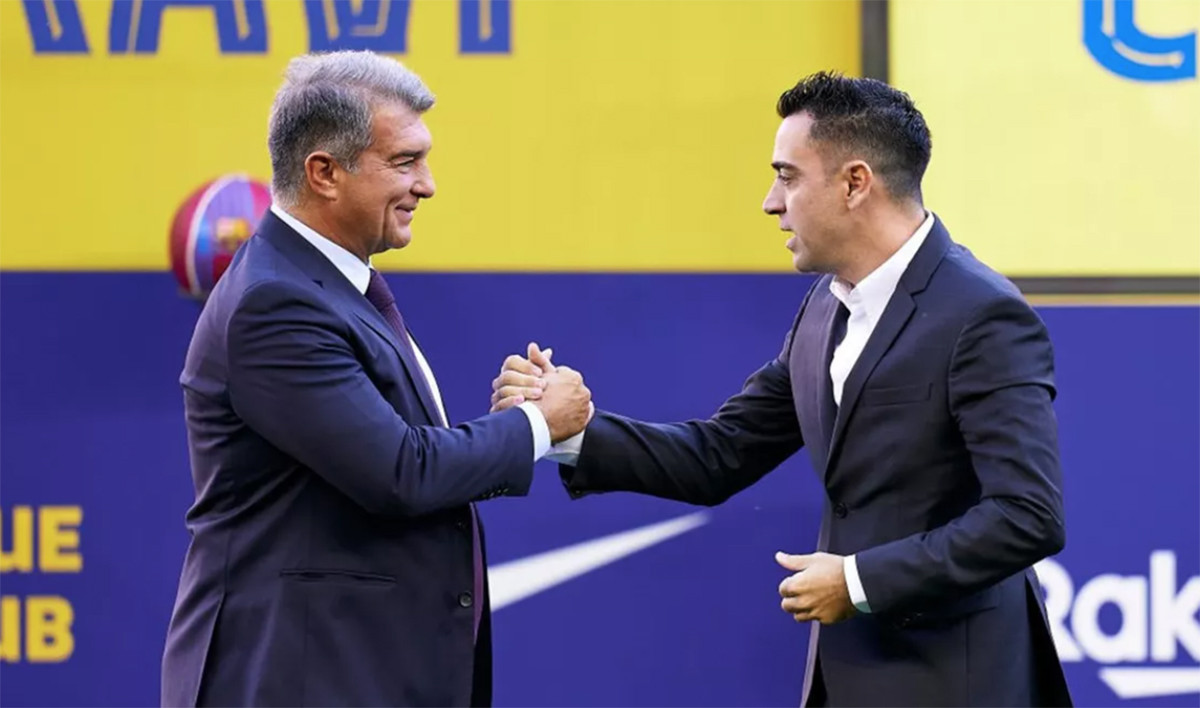 Xavi y Laporta, que congelan el fichaje de Raphinha, dándose la mano durante la presentación del entrenador / FCB