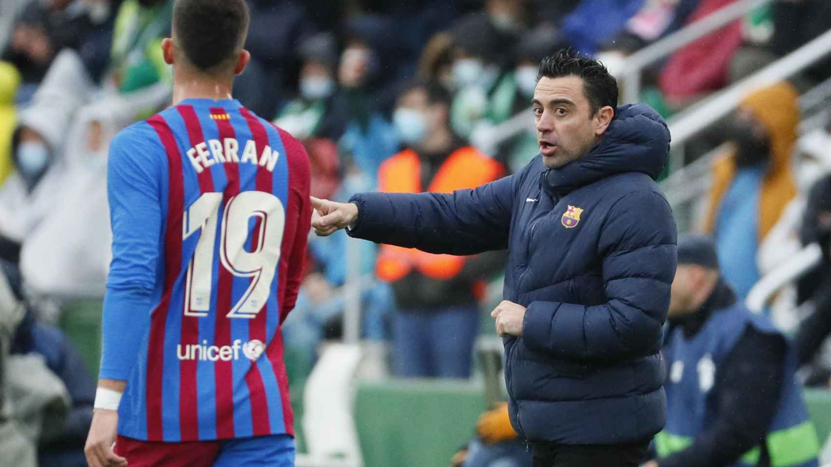 Xavi da instrucciones a Ferran Torres durante el Elche-Barça / EFE