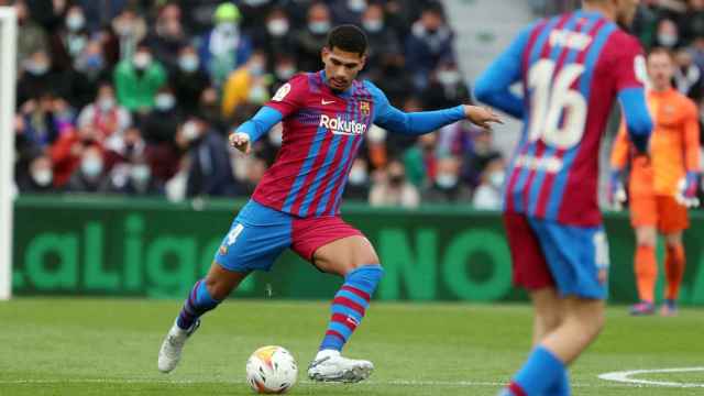 Araujo conduce el balón en el campo del Elche / FCB