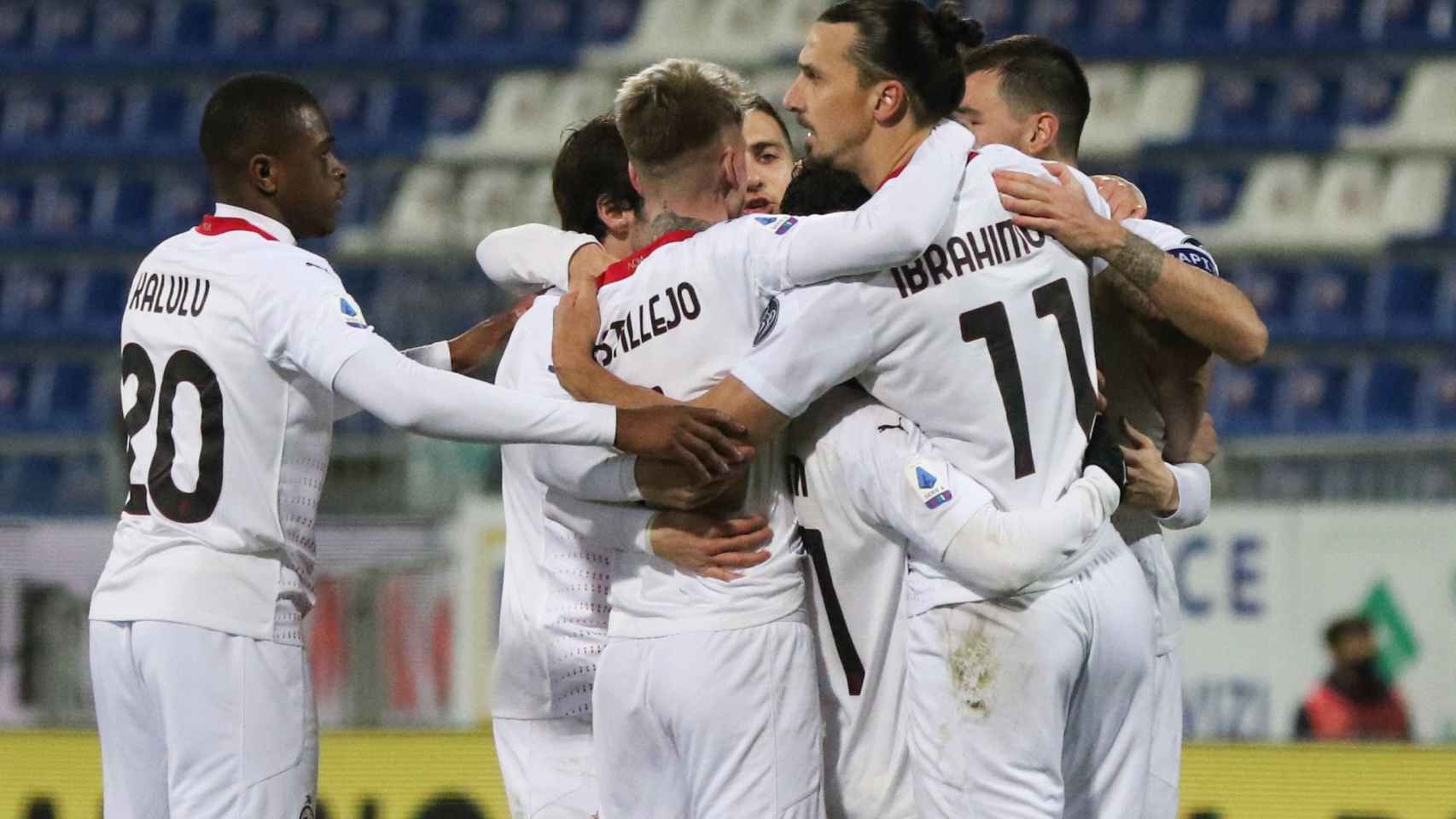 Los jugadores del Milan celebrando un gol contra el Cagliari / EFE