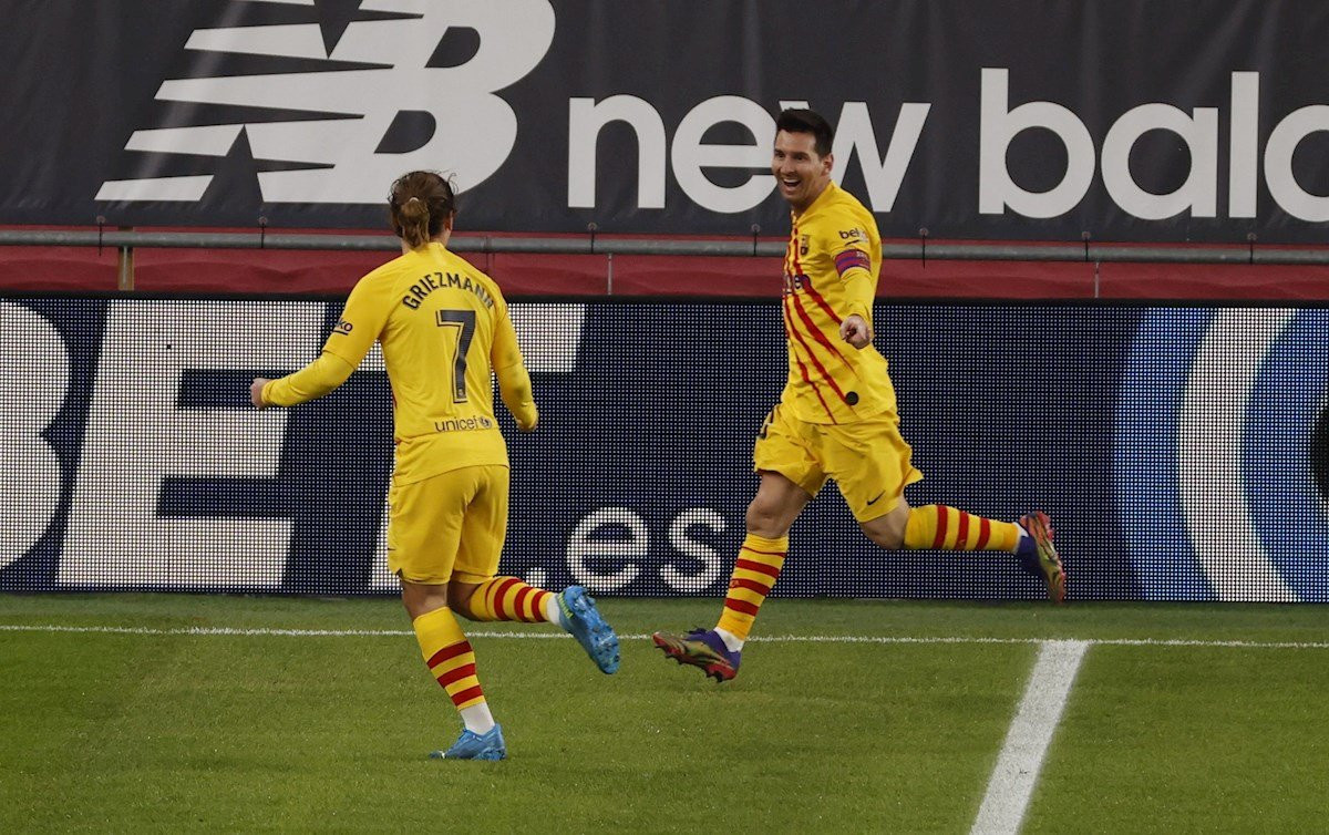 Griezmann celebra con Messi un gol / EFE