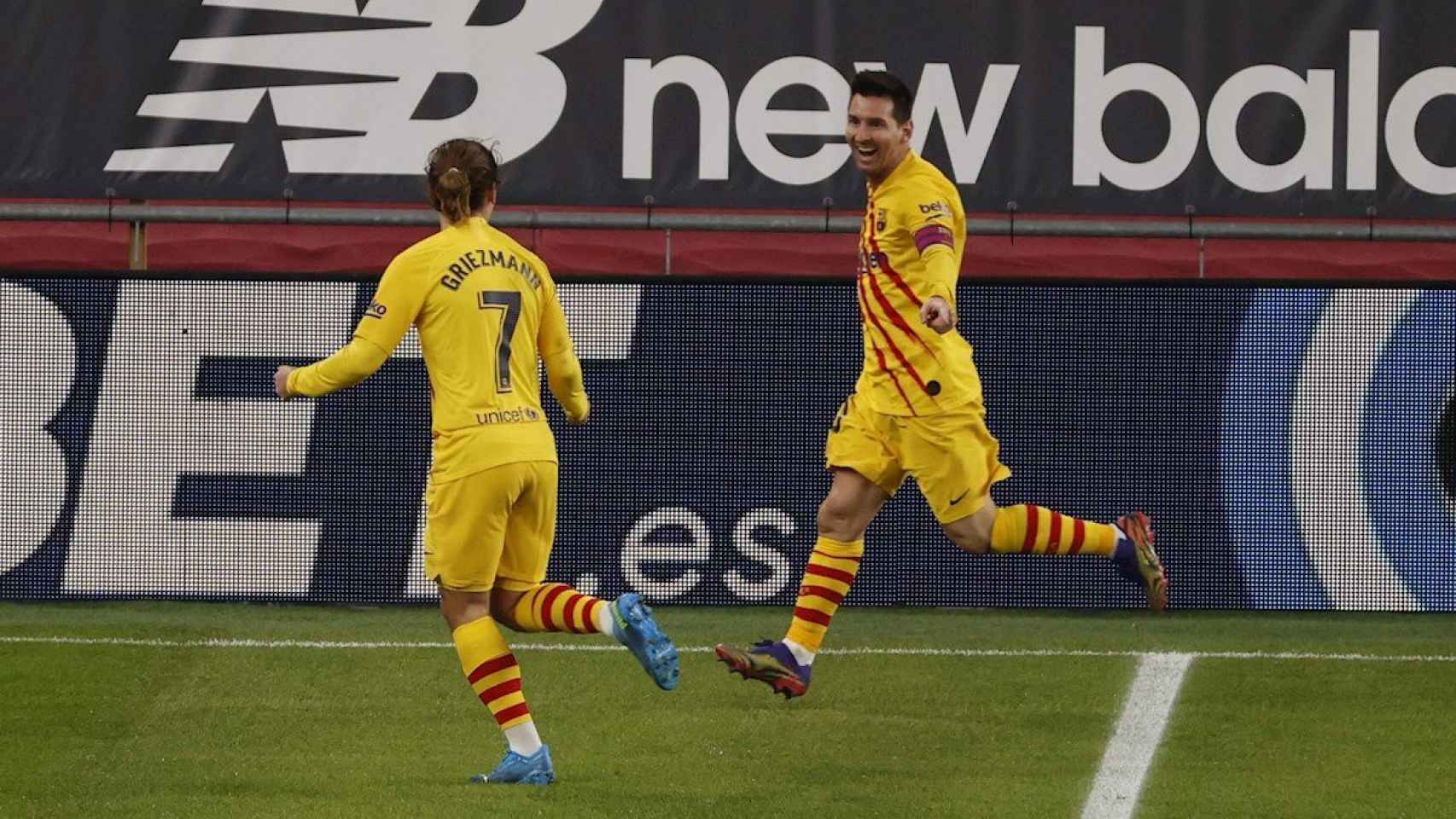 Griezmann celebra con Messi un gol / EFE