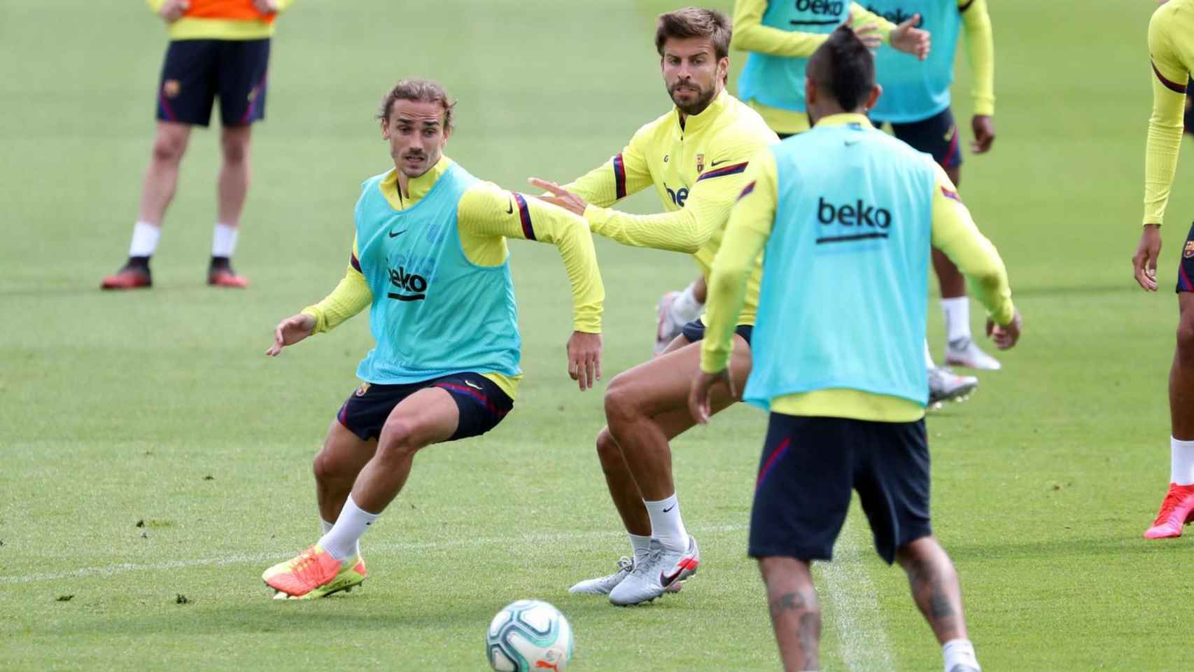 Antoine Griezmann en un entrenamiento del Barça junto a Piqué / FC Barcelona
