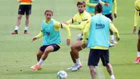 Antoine Griezmann en un entrenamiento del Barça junto a Piqué / FC Barcelona