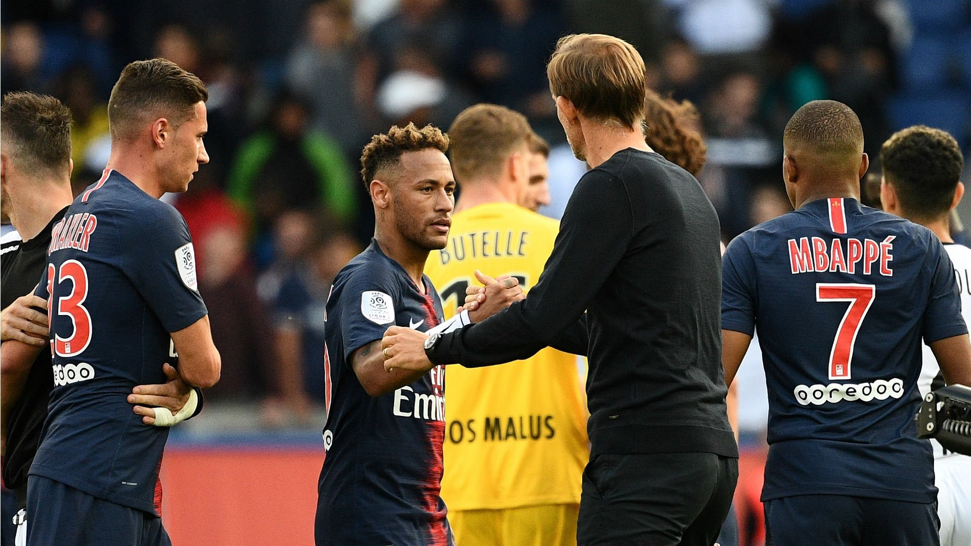 Tuchel saludando a Neymar Junior con Kylian Mbappé de fondo / Redes