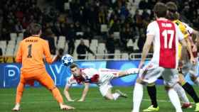 El defensa del Ajax Matthijs de Ligt (C) dispara a puerta durante un encuentro ante el AEK Atenas / EFE