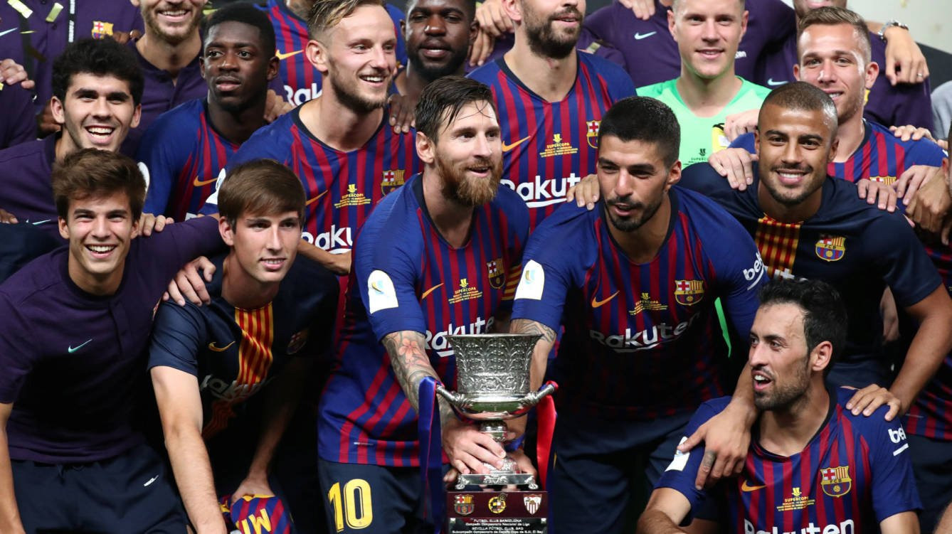 Messi levanta su primera copa como capitán del Barça / EFE