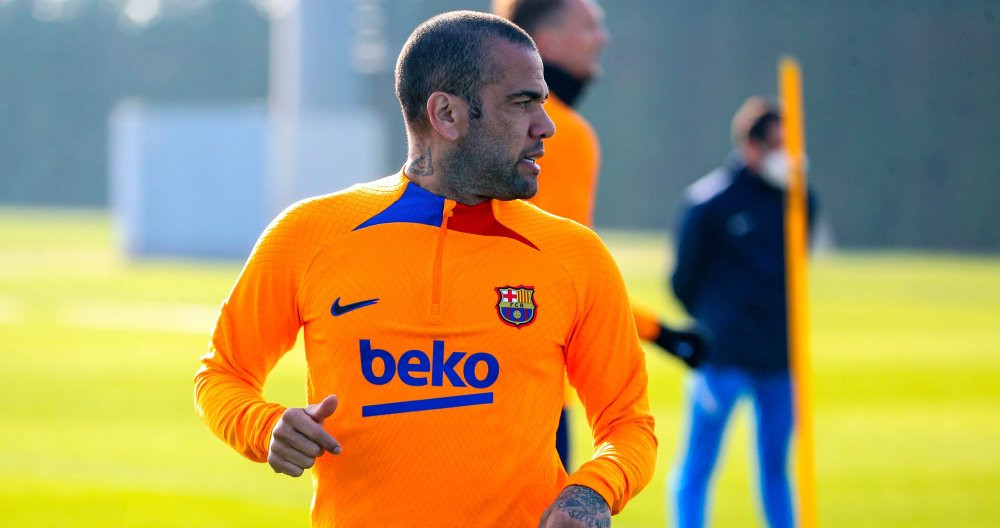 Dani Alves, de naranja, en un entrenamiento del Barça / FCB