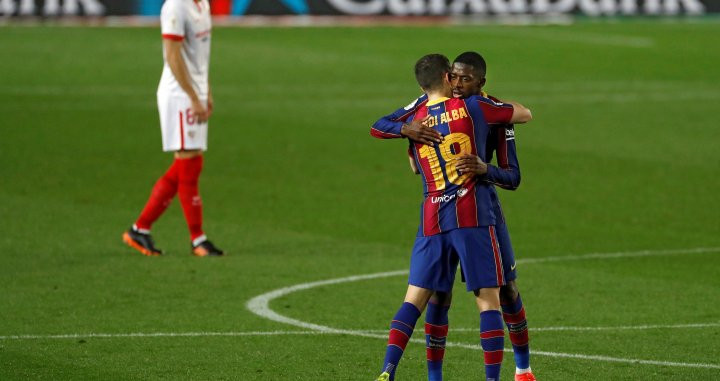 Dembelé celebrando con Jordi Alba su gol al Sevilla en el Camp Nou / EFE
