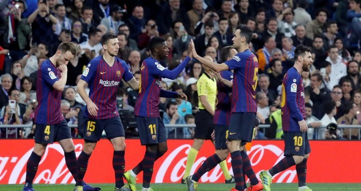 Los jugadores del Barça celebran el gol de Ivan Rakitic en el clásico / EFE