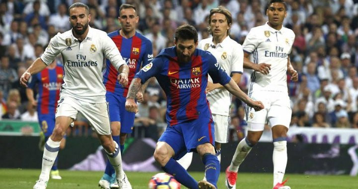 Leo Messi regatea a medio Real Madrid/ EFE