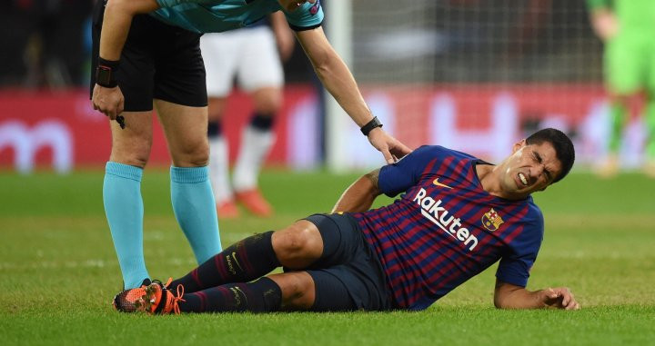 Luis Suárez tendido sobre el césped durante el partido del BArça en Wembley / EFE
