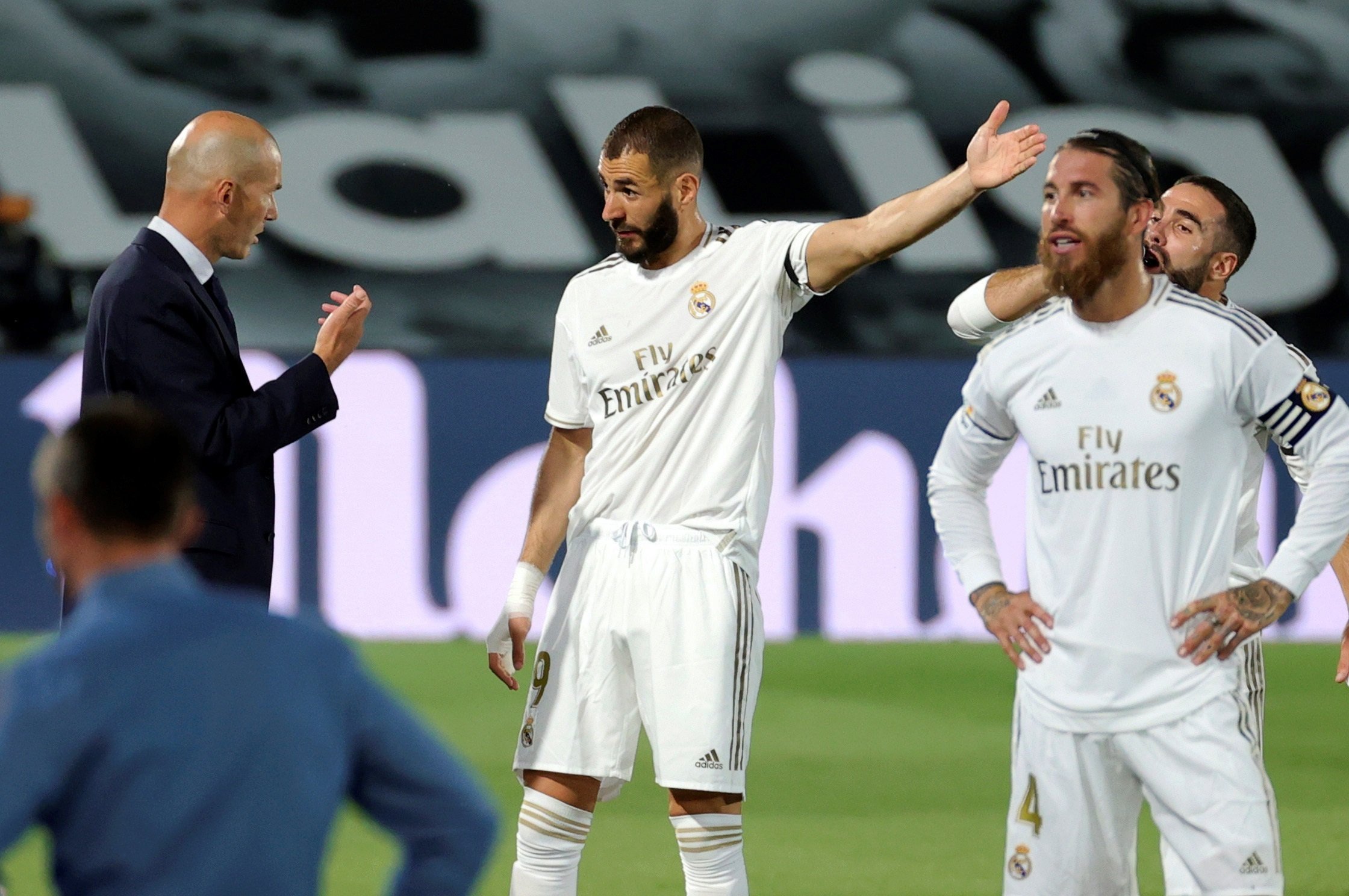 Zidane dando indicaciones a Benzema, Carvajal y Sergio Ramos / EFE