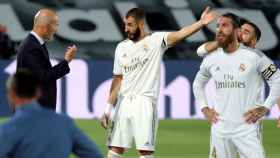 Zidane dando indicaciones a Benzema, Carvajal y Sergio Ramos / EFE