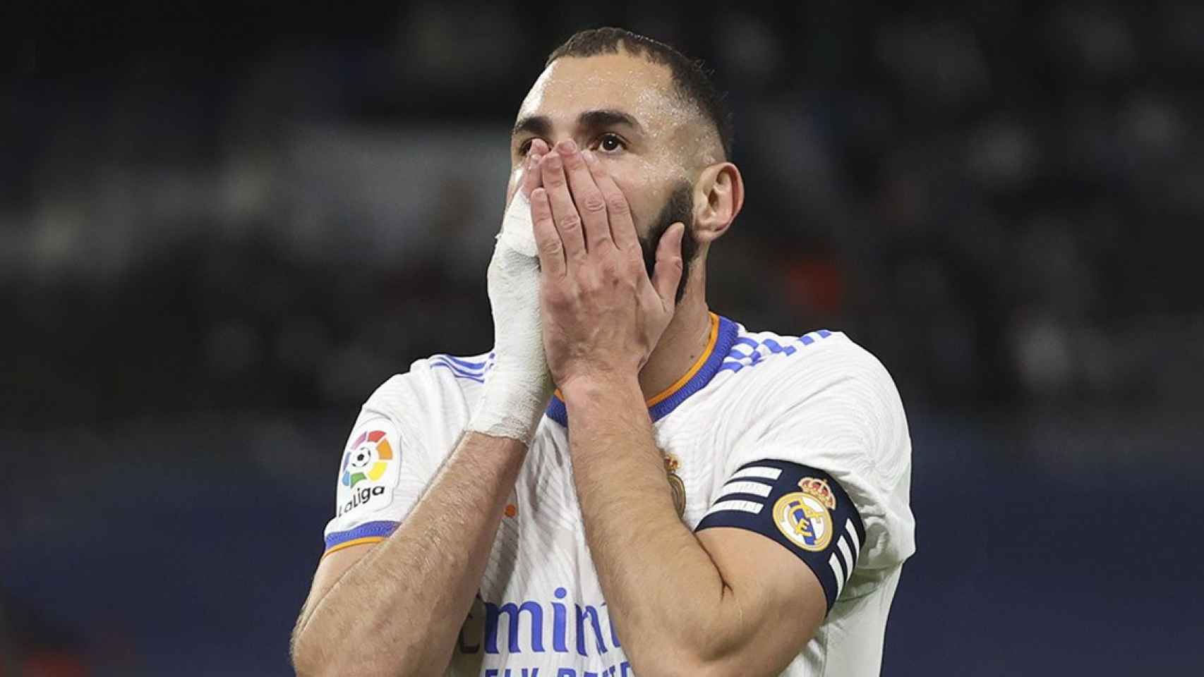 Karim Benzema, llevándose las manos a la cara por una ocasión fallada en el partido entre Real Madrid y Osasuna / EFE