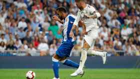 Borja Iglesias y Sergio Ramos pelean por un balón en el último Real Madrid-Espanyol / EFE