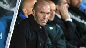 Zidane en el banquillo durante el encuentro de Butarque / EFE