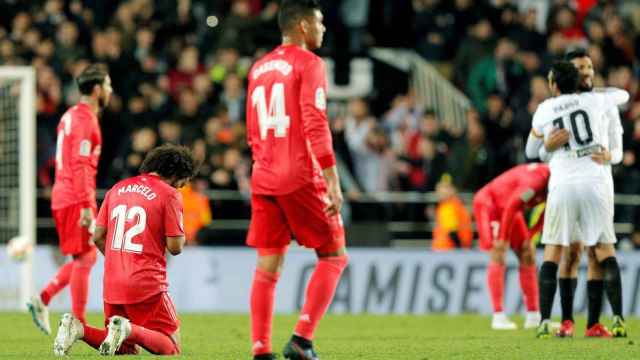 Los futbolistas del Real Madrid lamentan la derrota en Mestalla / EFE