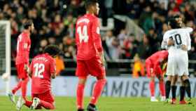 Los futbolistas del Real Madrid lamentan la derrota en Mestalla / EFE