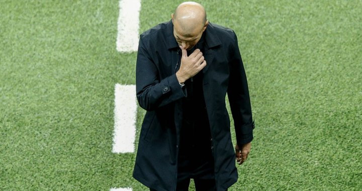 Zinedine Zidane en el duelo entre el PSG y el Real Madrid en el Parque de los Príncipes / EFE