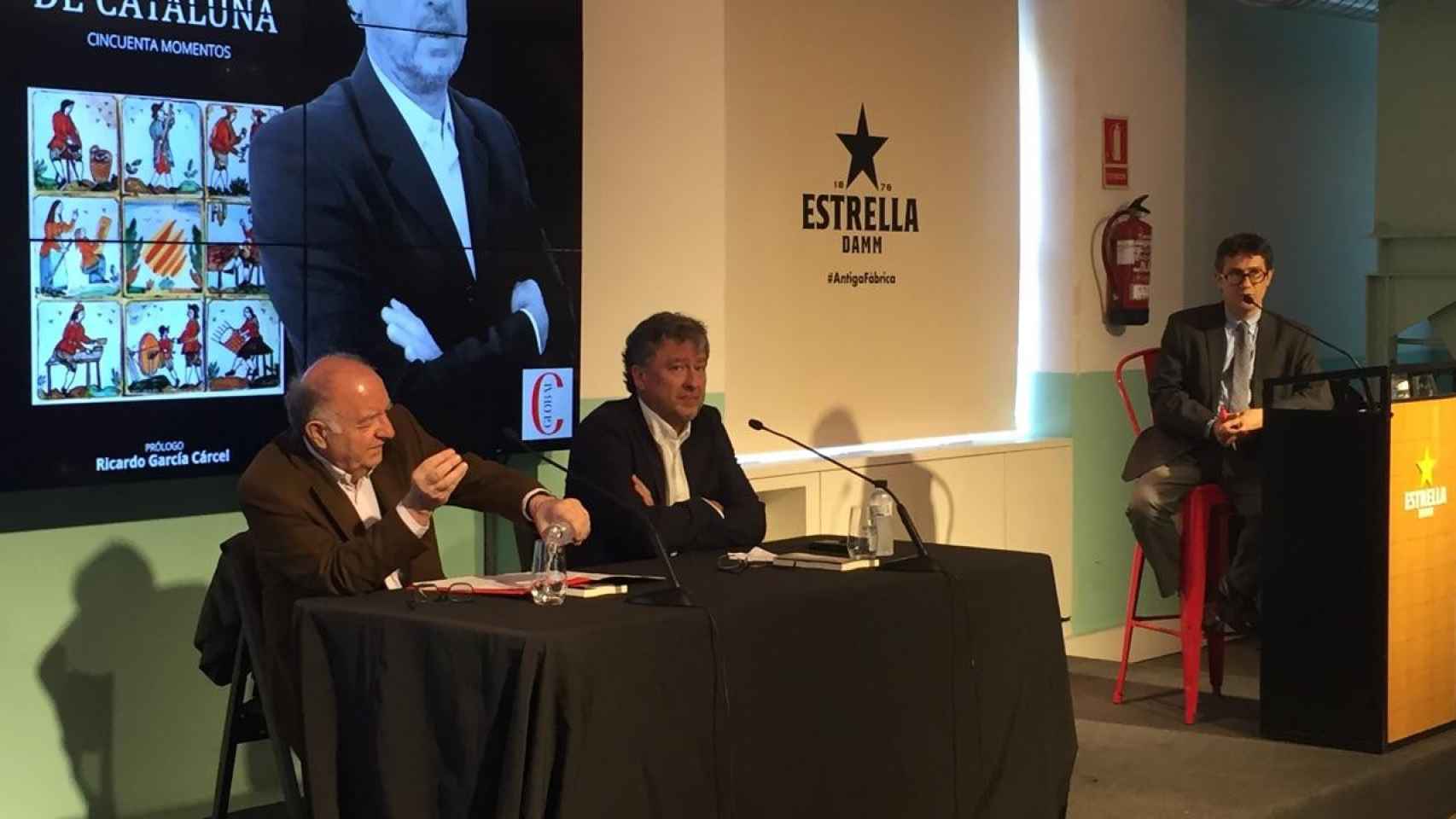Los historiadores Ricardo García Cárcel (i) y Manuel Peña (c), y el director adjunto de Crónica Global, Manel Manchón (derecha) / CG