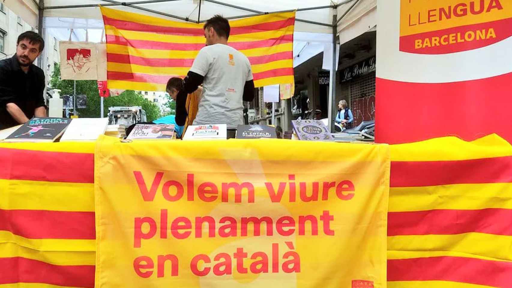 Un puesto de Plataforma per la Llengua, la llamada 'ONG del catalán'