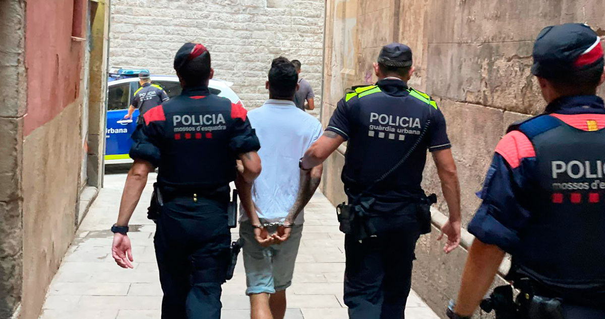 Imagen de una detención conjunta entre Mossos d'Esquadra y Guardia Urbana en Barcelona / CG