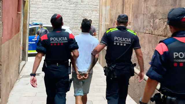 Imagen de una detención conjunta entre Mossos d'Esquadra y Guardia Urbana en Barcelona / CG