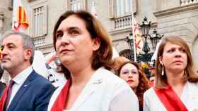 La alcaldesa de Barcelona, Ada Colau (c), junto al primer teniente de alcalde, Jaume Collboni (i), y la teniente de alcalde responsable del Peuat, Janet Sanz (i). 22@ / AJ BCN