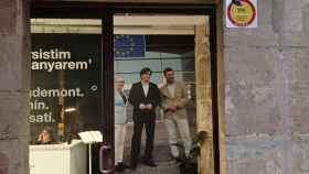 Póster de grandes dimensiones de los eurodiputados de Junts Carles Puigdemont, Toni Comín y Clara Ponsatí en su local en el Born de Barcelona / JUNTS I LLIURES PER EUROPA