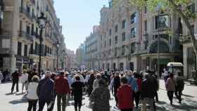 Turistas pasean por el Portal de l'Àngel de Barcelona / EFE