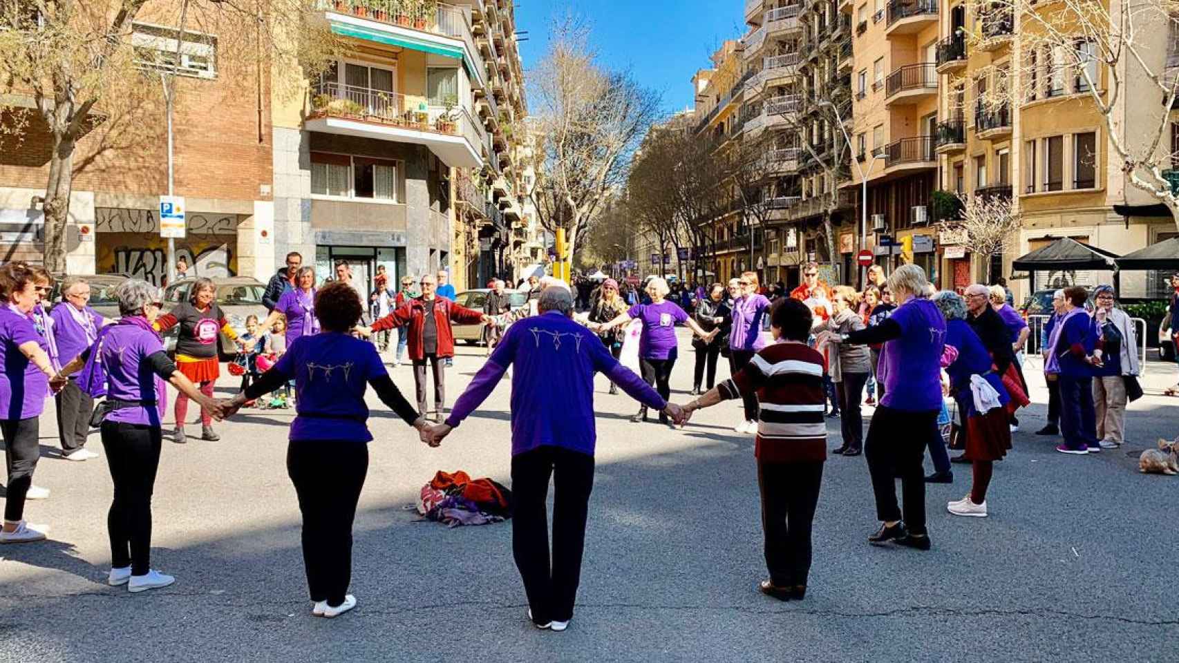 Imagen de una actividad de los polémicos cortes de calle que promueve el Ayuntamiento de Barcelona / AjBCN