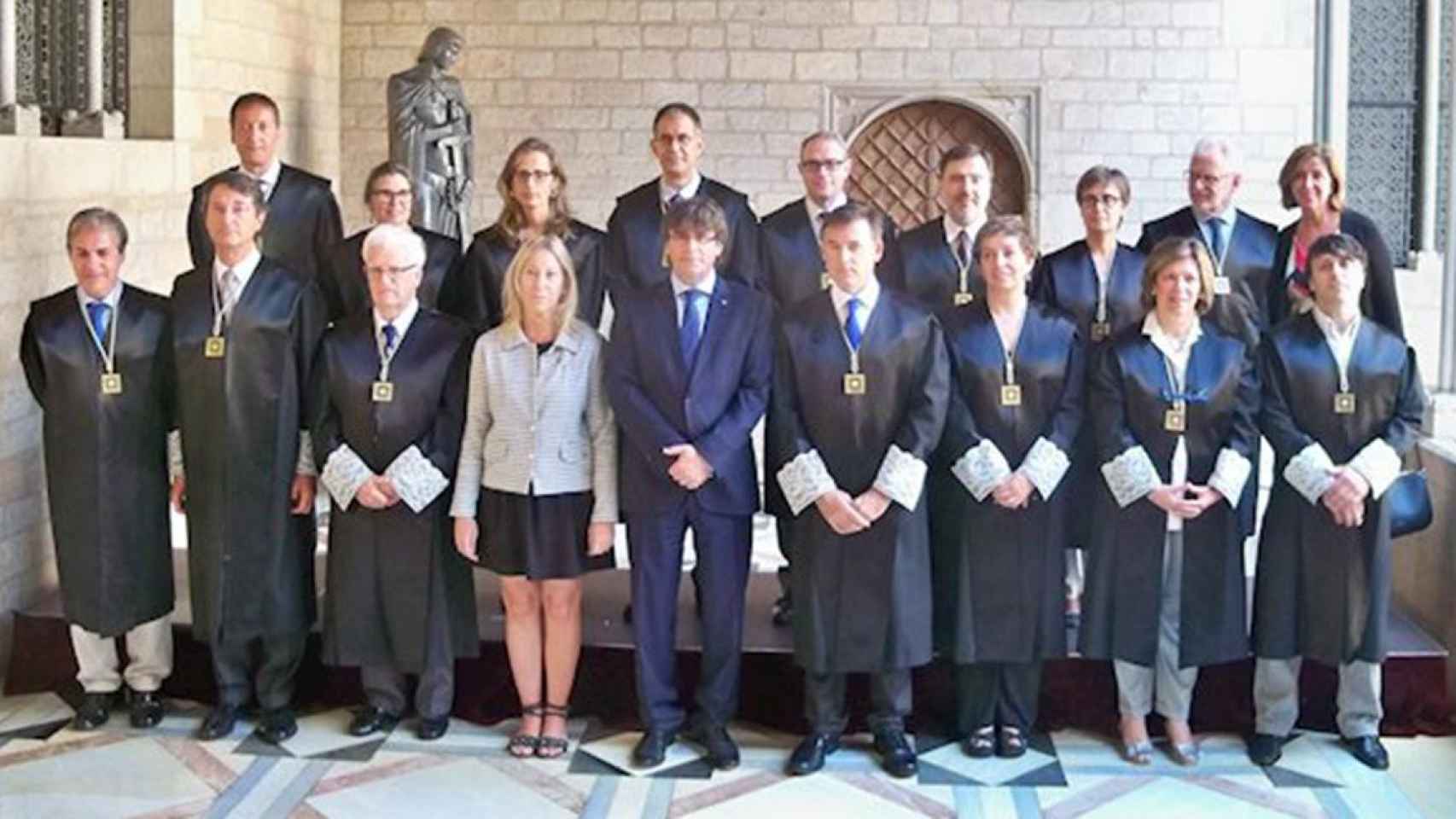Carles Puigdemont, junto a los miembros del Gabinete Jurídico de la Generalitat, en una imagen de archivo / EUROPA PRESS