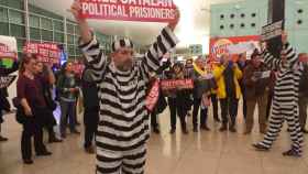 Un grupo de personas reclama la libertad de los políticos encarcelados en el Aeropuerto de El Prat de Barcelona / EUROPA PRESS