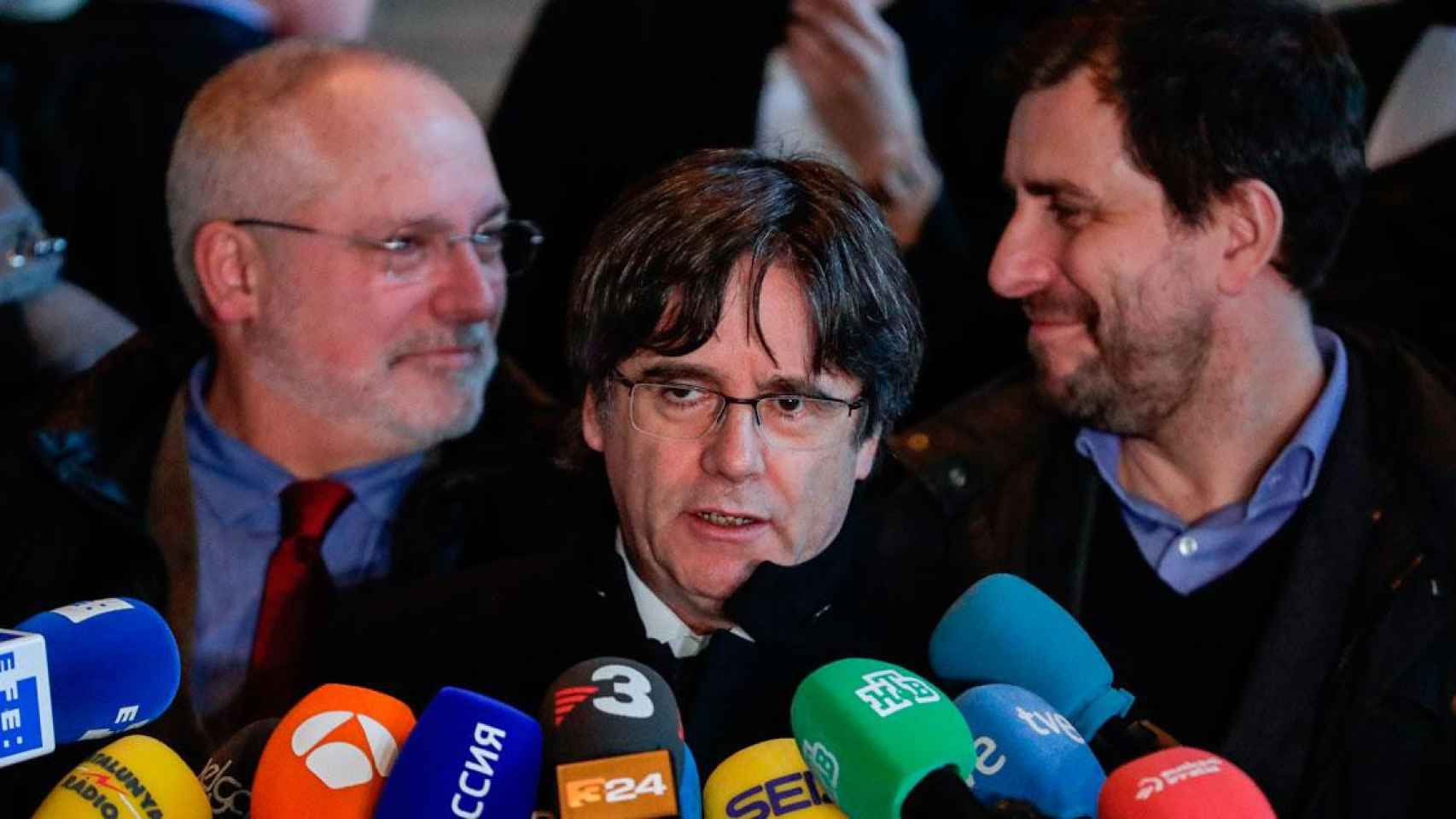 El expresidente de la Generalitat Carles Puigdemont (c), junto a los exconsellers, Lluis Puig (i) y Toni Comín (d), en Bruselas / EFE