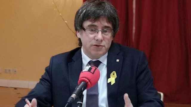 El expresident Carles Puigdemont durante la entrevista, en la que ha expresado su intención de ser eurodiputado para regresar a Cataluña / JXCAT