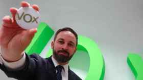 Santiago Abascal, presidente Vox, mostrando una chapa del partido ultra / EFE