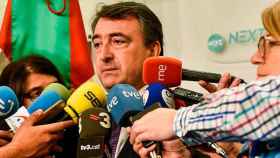 El portavoz del PNV, Aitor Esteban, comenta la moción de censura registrada por Pedro Sánchez contra Rajoy / EFE