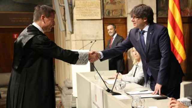 Carles Puigdemont felicita a Francesc Esteve en su toma de posesión como director del Gabinete Jurídico de la Generalitat / GOVERN