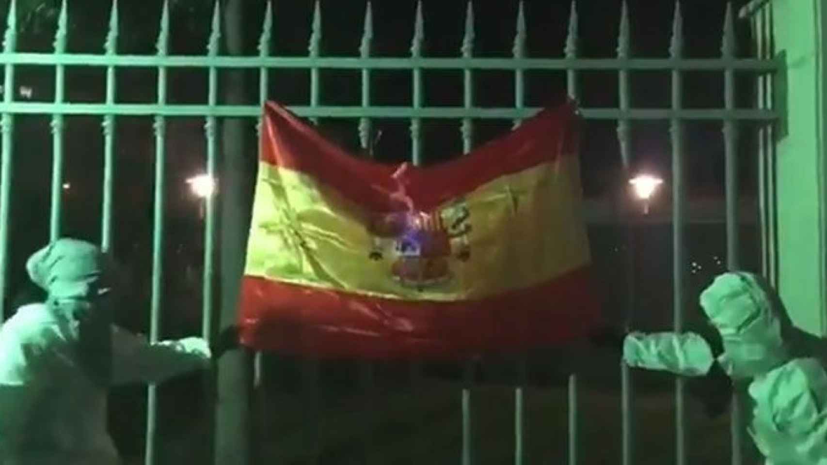 Arran llama a tomar las calles con un vídeo de la quema de una bandera de España