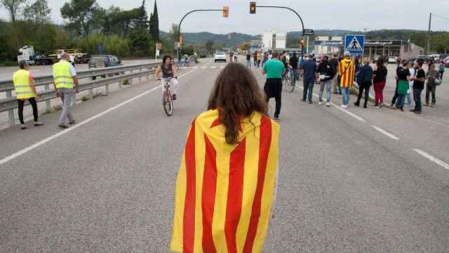 Una independentista, en una protesta en una carretera en Cataluña / EFE