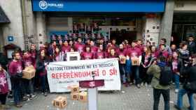Activistas de Arran ante la sede del PP de Cataluña / EFE