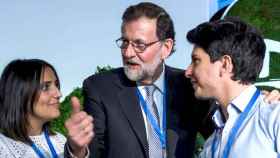 El presidente del Gobierno y del Partido Popular, Mariano Rajoy (c), en la inauguración del XIV Congreso de NNGG en Sevilla junto a Diego Gago (d) y Beatriz Jurado (i), futuros líderes de la organización / EFE
