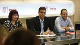 Pedro Sánchez, entre Micaela Navarro y César Luena, al inicio de la ejecutiva del PSOE / EUROPA PRESS
