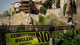 Pancarta de Greenpeace contra el cementerio nuclear proyectado en Villar de Cañas (Cuenca).