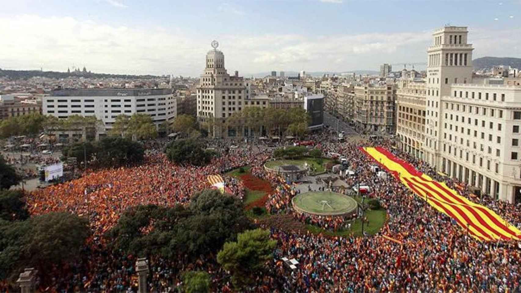 Vista panorámica de la Plaza de Cataluña y adyacentes durante el acto festivo del 12-O en favor de la unidad de España