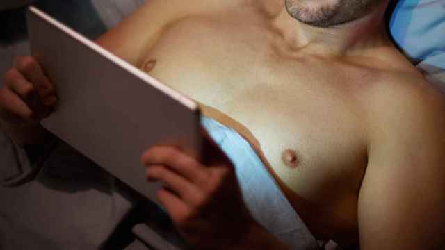Un hombre usando una tableta digital antes de dormir / GPOINTSTUDIO - FREEPIK