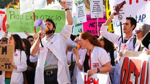 Médicos catalanes, durante una protesta ante el Parlament / CG